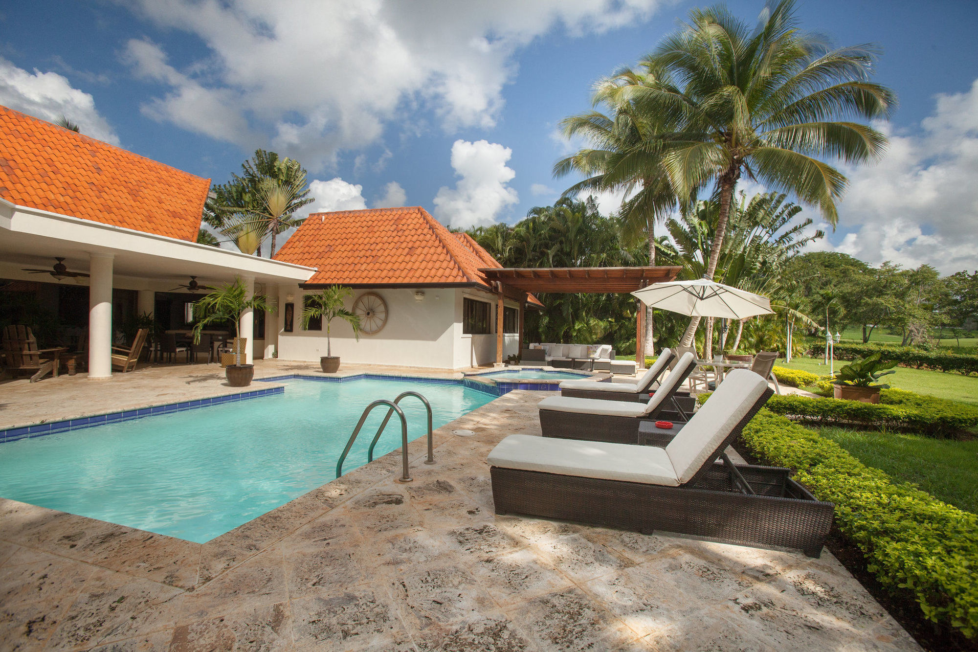 Classic Four-Bedroom Villa Golf Cart,422142819:JPEG